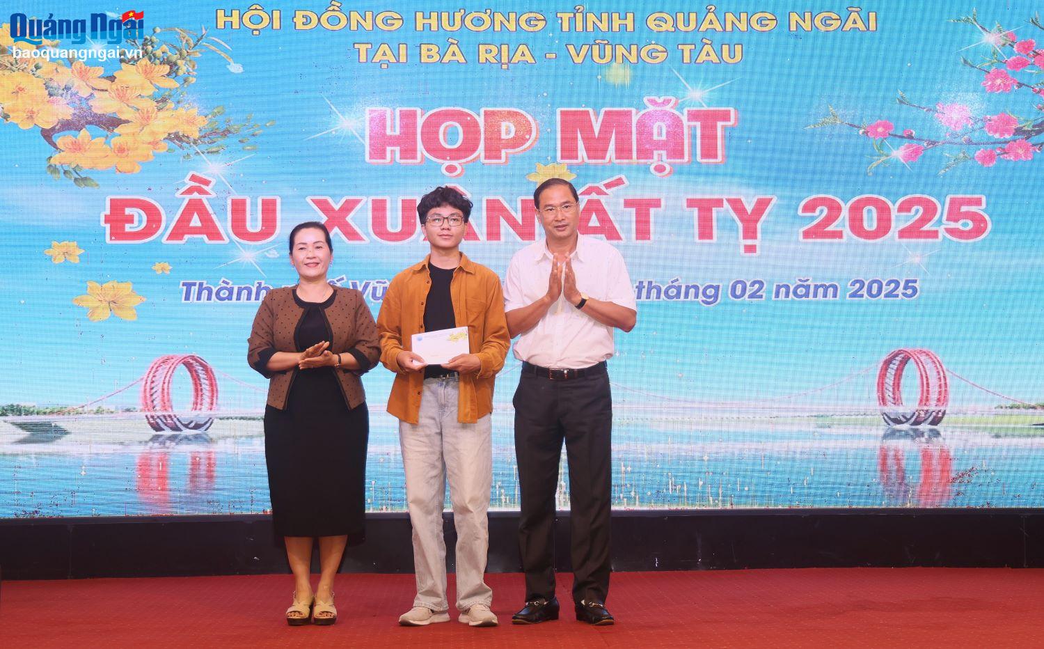 La secrétaire adjointe du Comité provincial du Parti, Dinh Thi Hong Minh, a décerné des bourses à des étudiants excellents et ayant obtenu de bons résultats.