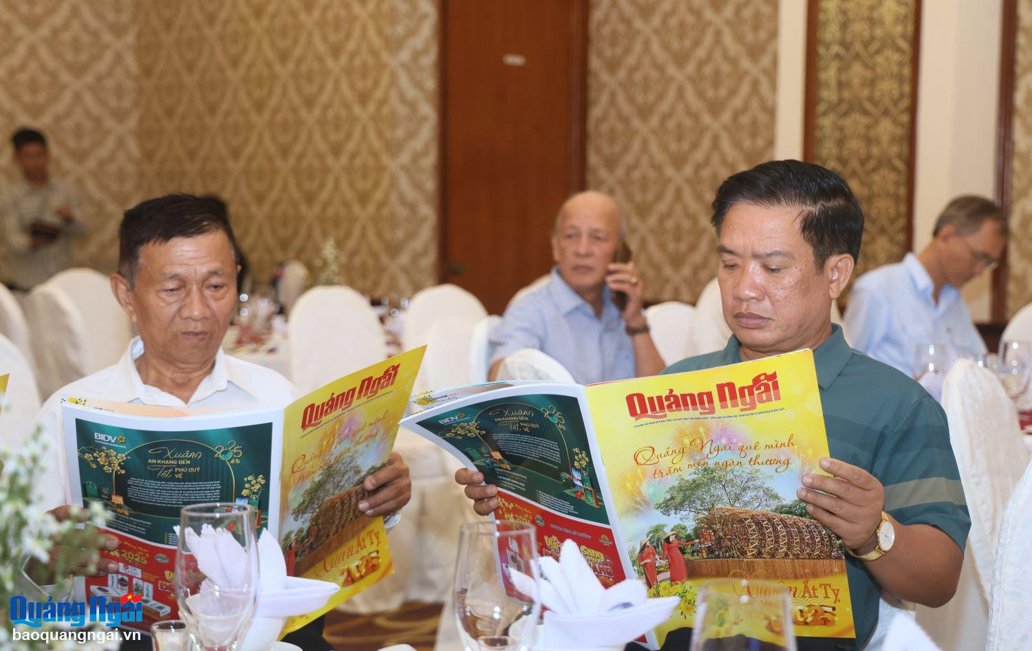 Les habitants de la ville natale de Quang Ngai vivant dans la province de Ba Ria - Vung Tau lisent la publication du journal Spring At Ty 2025 du journal Quang Ngai.