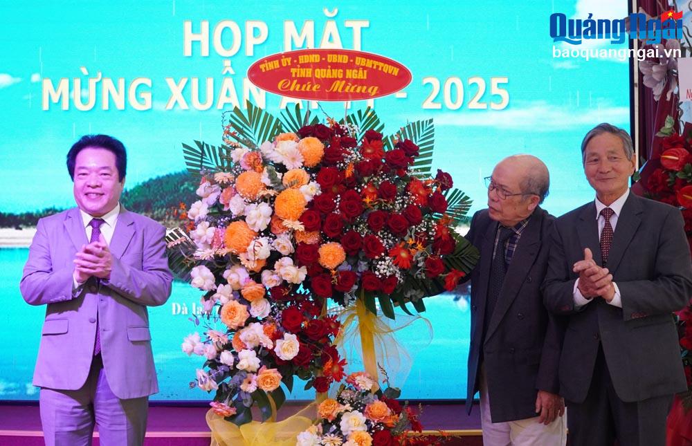 Le vice-président du Comité populaire provincial, Vo Phien, a offert des fleurs pour féliciter le Comité de liaison de l'Association des compatriotes de Quang Ngai dans la ville de Da Lat.