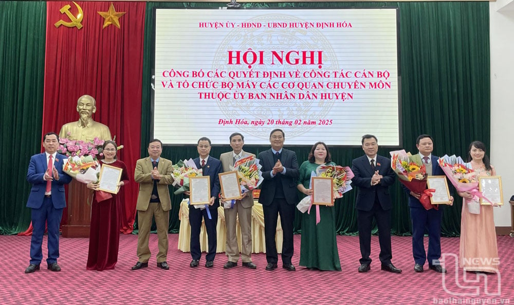 Los líderes del distrito de Dinh Hoa presentaron decisiones y felicitaron a los líderes de las agencias después de la reorganización y reorganización.