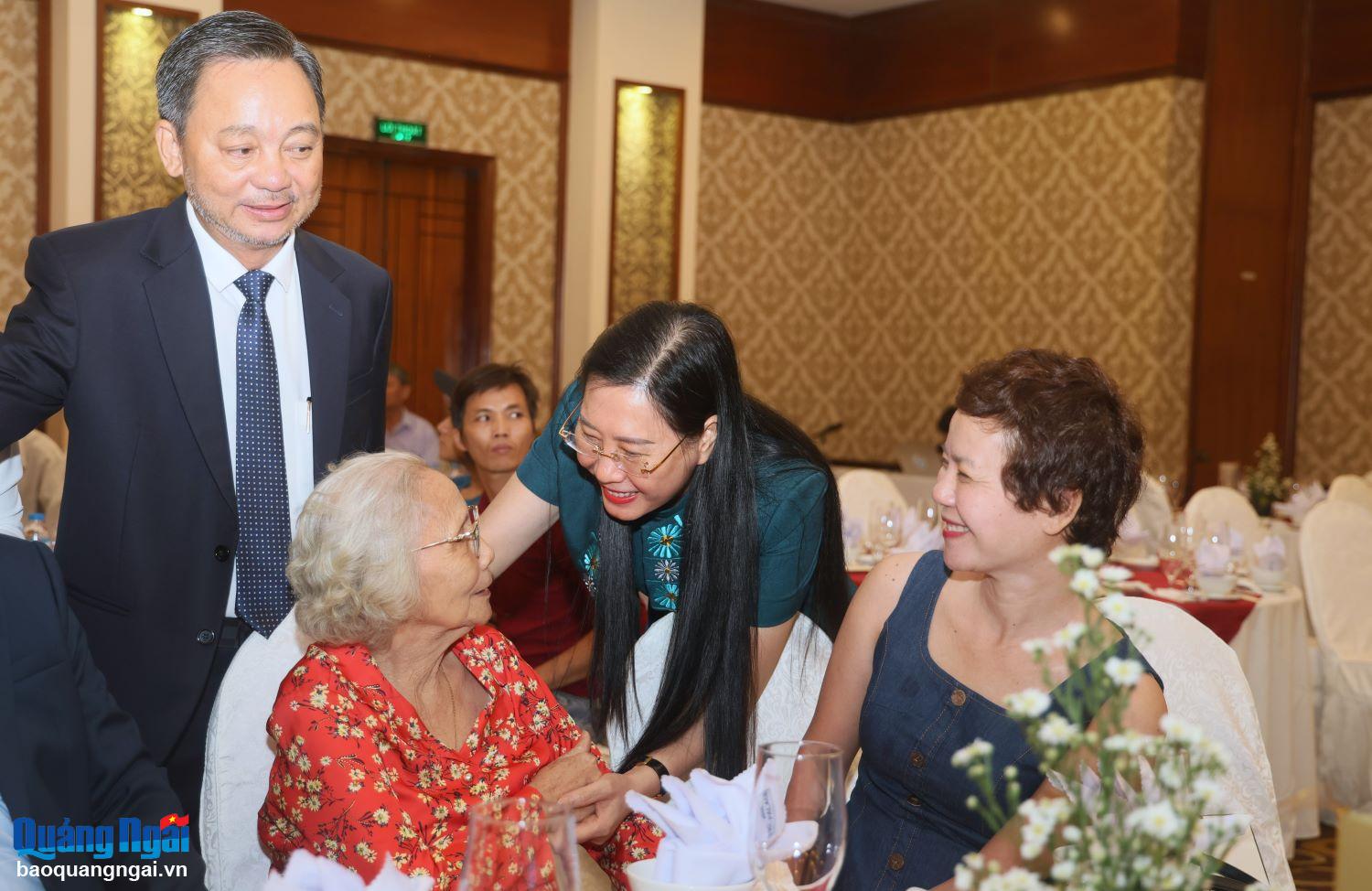 Bui Thi Quynh Van, membre du Comité central du Parti, secrétaire du Comité provincial du Parti, présidente du Conseil populaire provincial, a rendu visite aux habitants de Quang Ngai qui vivent dans la province de Ba Ria - Vung Tau.