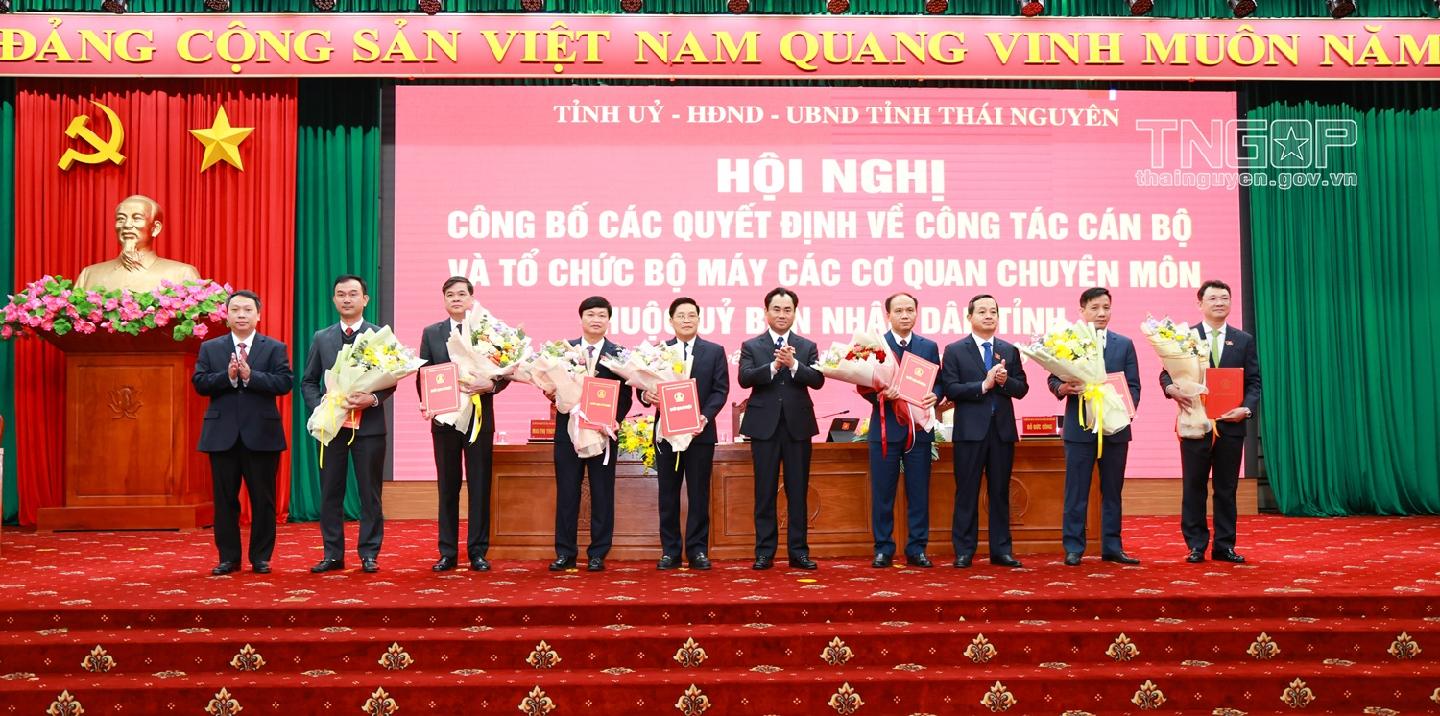 Công bố Quyết định về công tác cán bộ và tổ chức bộ máy cơ quan chuyên môn thuộc UBND tỉnh