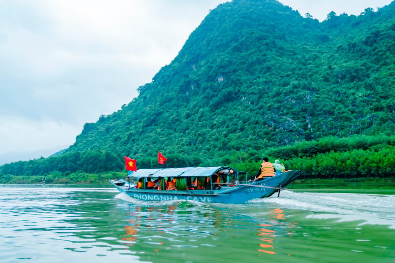 Boating along the Son River is an interesting experience for tourists.