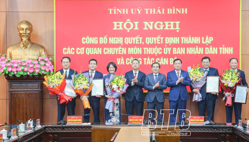 Công bố nghị quyết, quyết định thành lập các cơ quan chuyên môn thuộc UBND tỉnh và công tác cán bộ