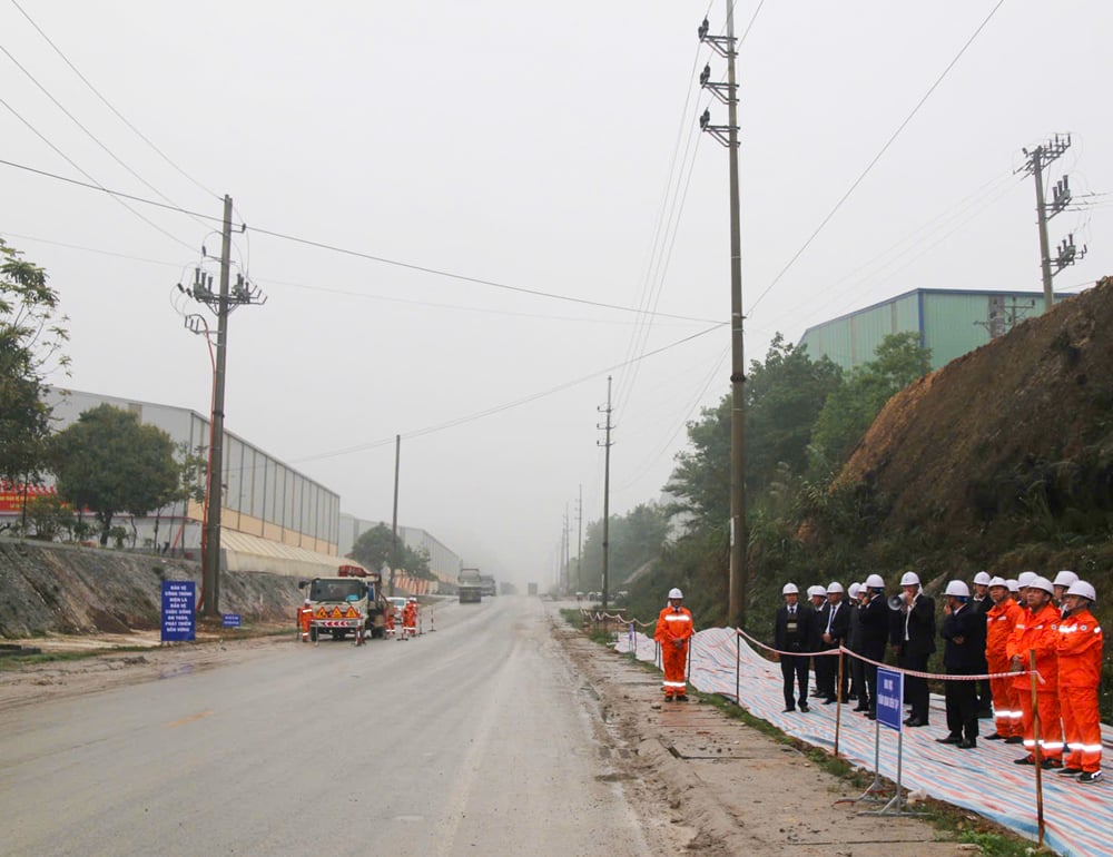 Yen Bai Electricity Company organizes the launching ceremony to protect the safety of high-voltage power grid works in 2025