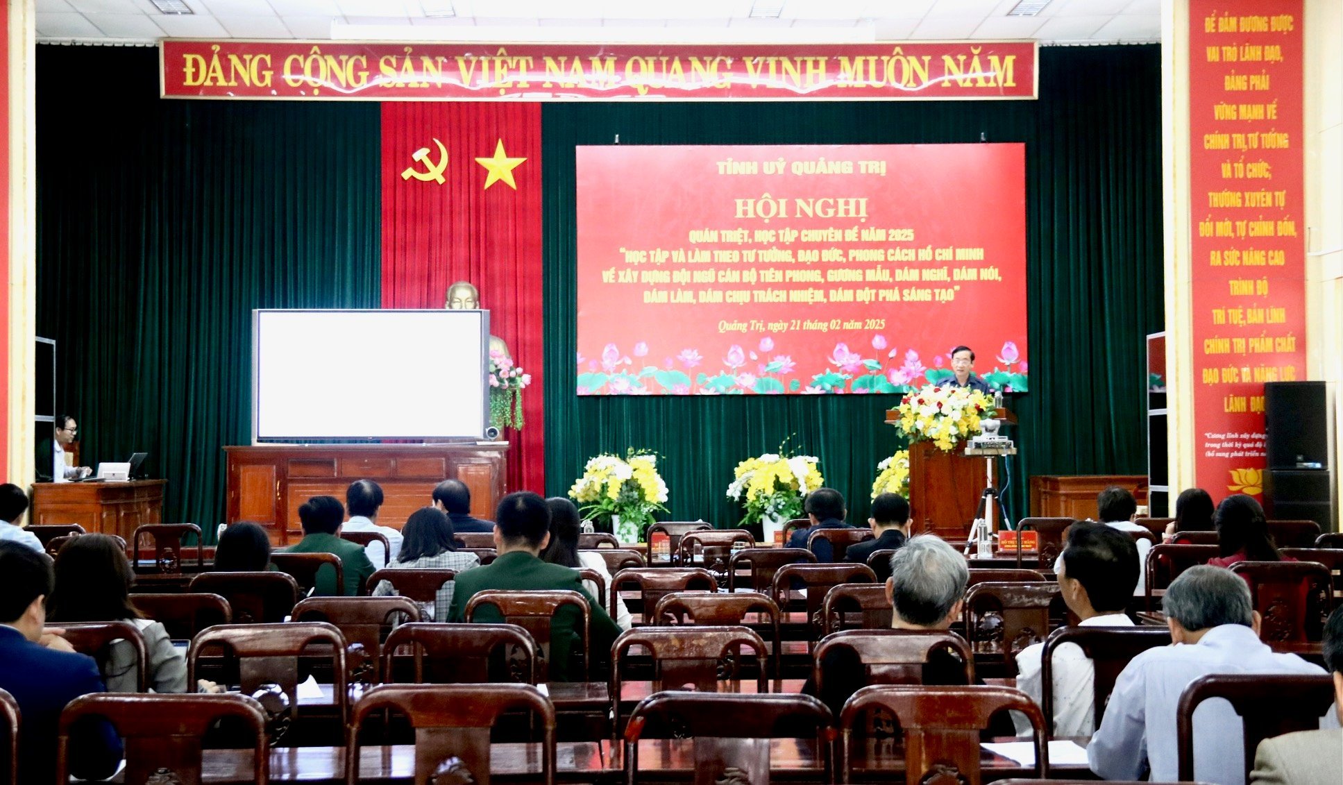 Quán triệt, học tập và làm theo tư tưởng, đạo đức, phong cách Hồ Chí Minh về xây dựng đội ngũ cán bộ