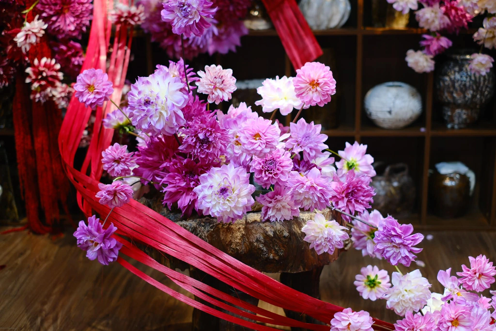 The room covered with 5,000 dahlias of a woman in Hanoi