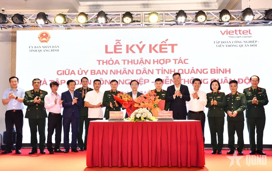 Cooperación en transformación digital entre el Comité Popular Provincial de Quang Binh y Viettel