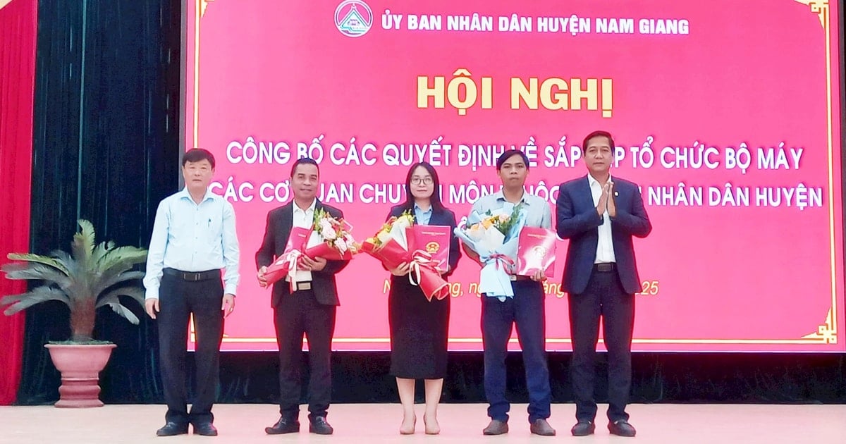 Nam Giang announced the decision to rearrange specialized agencies under the District People's Committee.