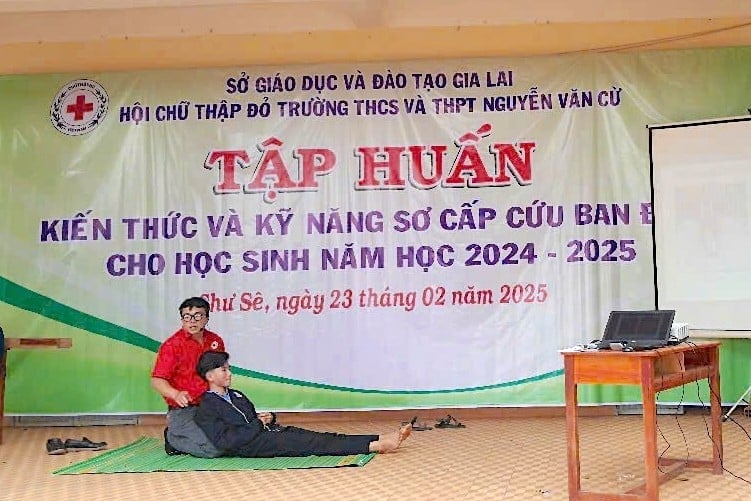 Trên 100 học sinh và giáo viên được tập huấn kỹ năng sơ-cấp cứu ban đầu