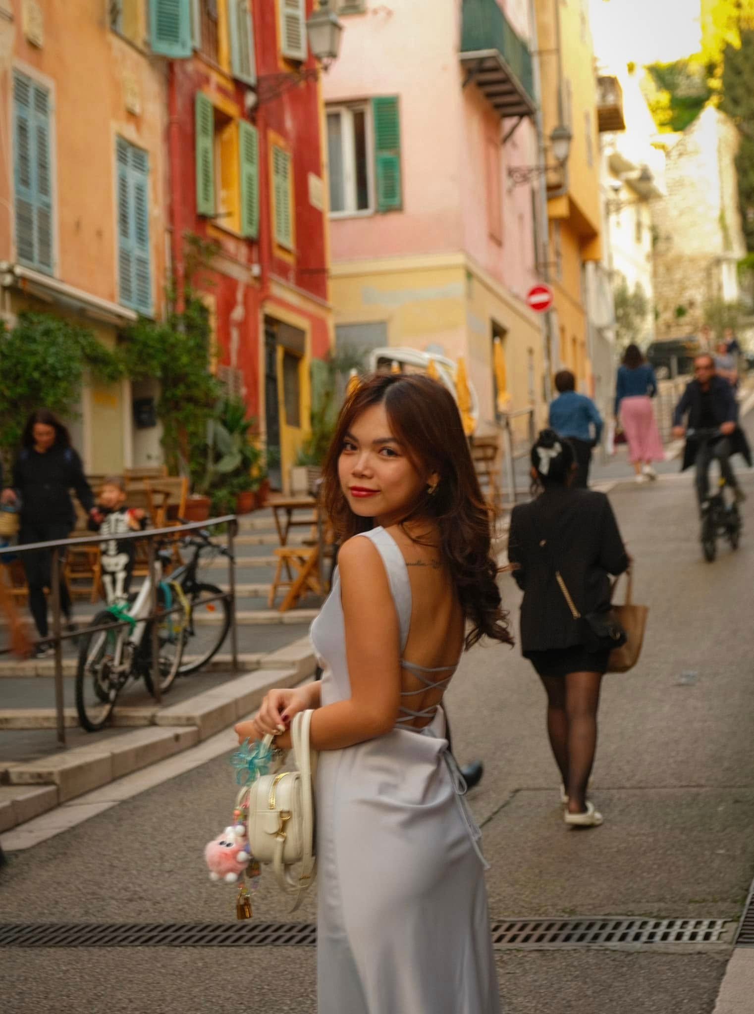 Une jeune Vietnamienne qui a voyagé dans 56 pays partage son expérience de voyage dans le sud de la France