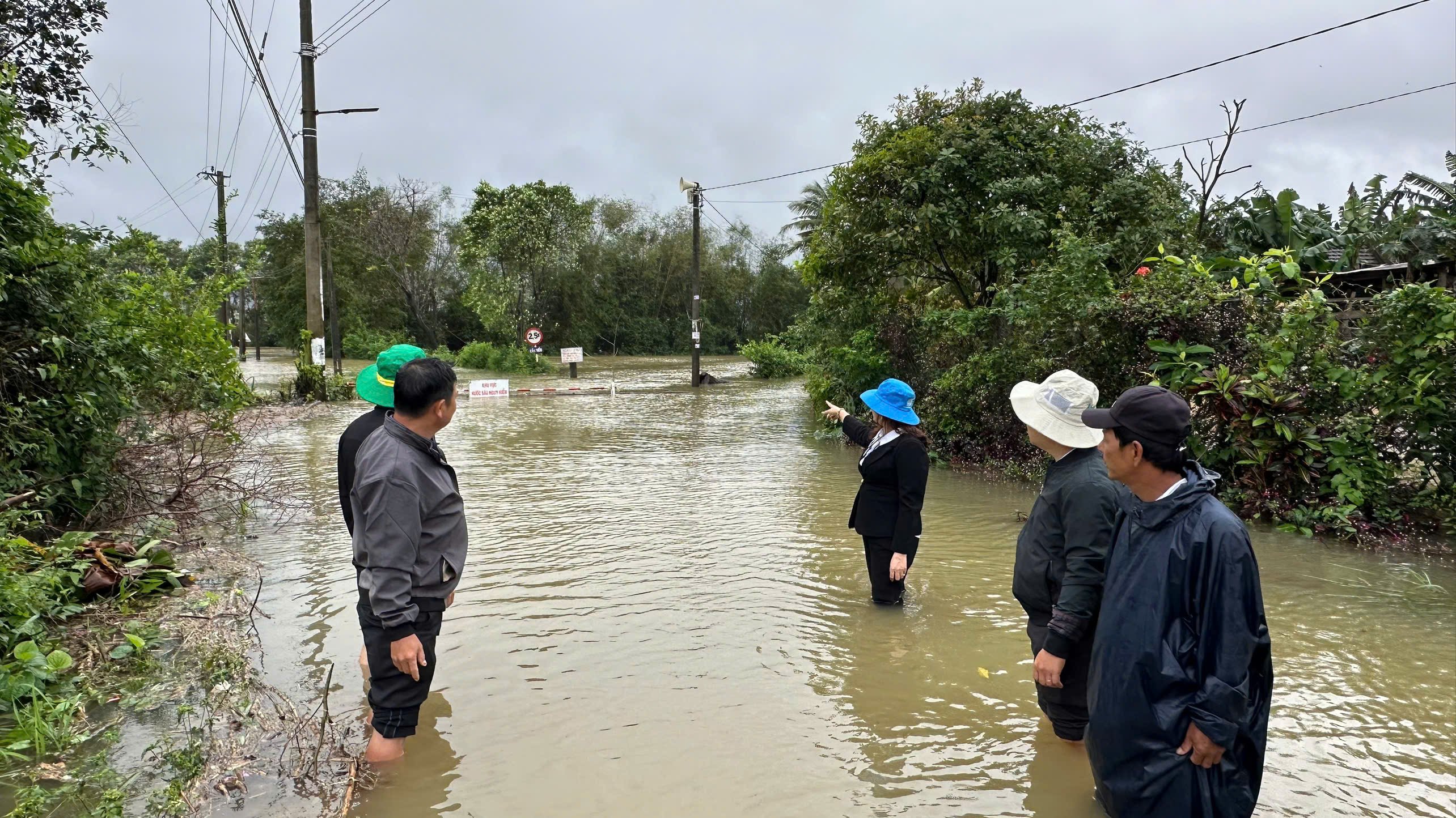 ฝนตกหนักทำให้เกิดน้ำท่วมในพื้นที่นาและพืชผลทางการเกษตรจำนวนมาก