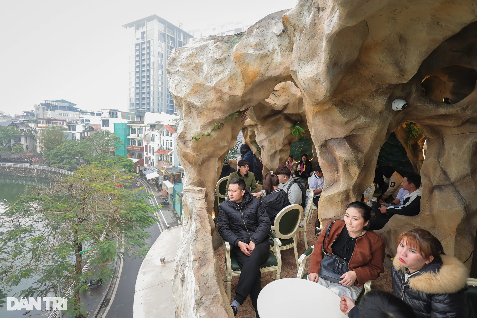 Hanoi: Unique cave cafe, customers line up to experience