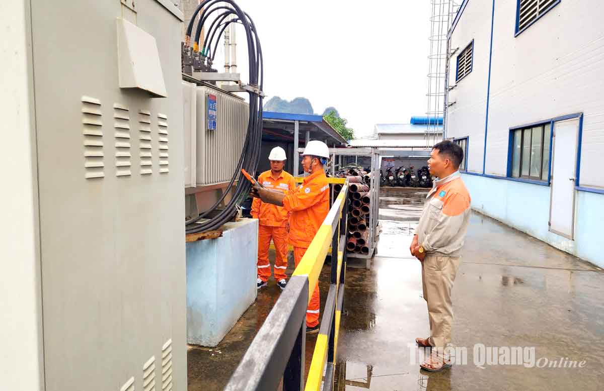 Die Tuyen Quang Electricity Company fördert die Bereitstellung von Stromdienstleistungen für Kunden.