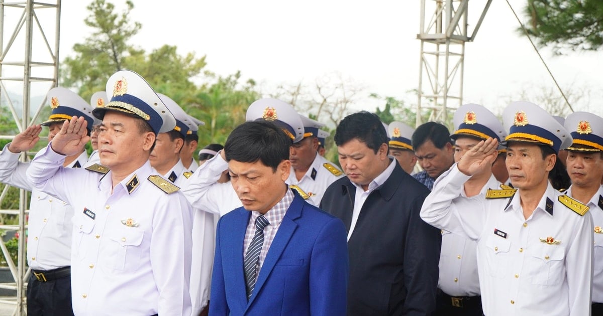 Delegates attending the conference to review the coordination of propaganda work on seas and islands offered incense at the Hue City Martyrs' Cemetery