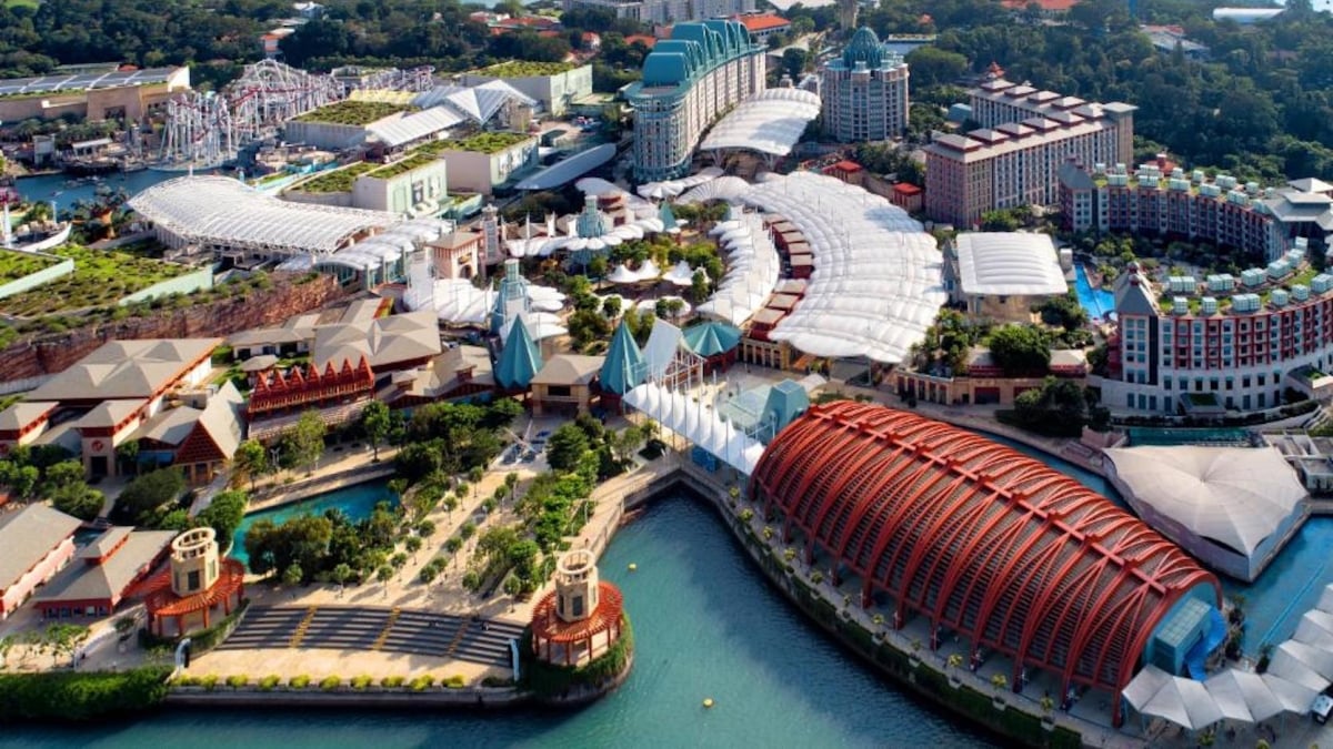 Transform into a minion, have a meal watching the ocean at Sentosa Island