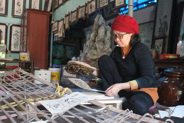 Una artista dedica casi medio siglo a “preservar el alma” de las pinturas populares de Dong Ho