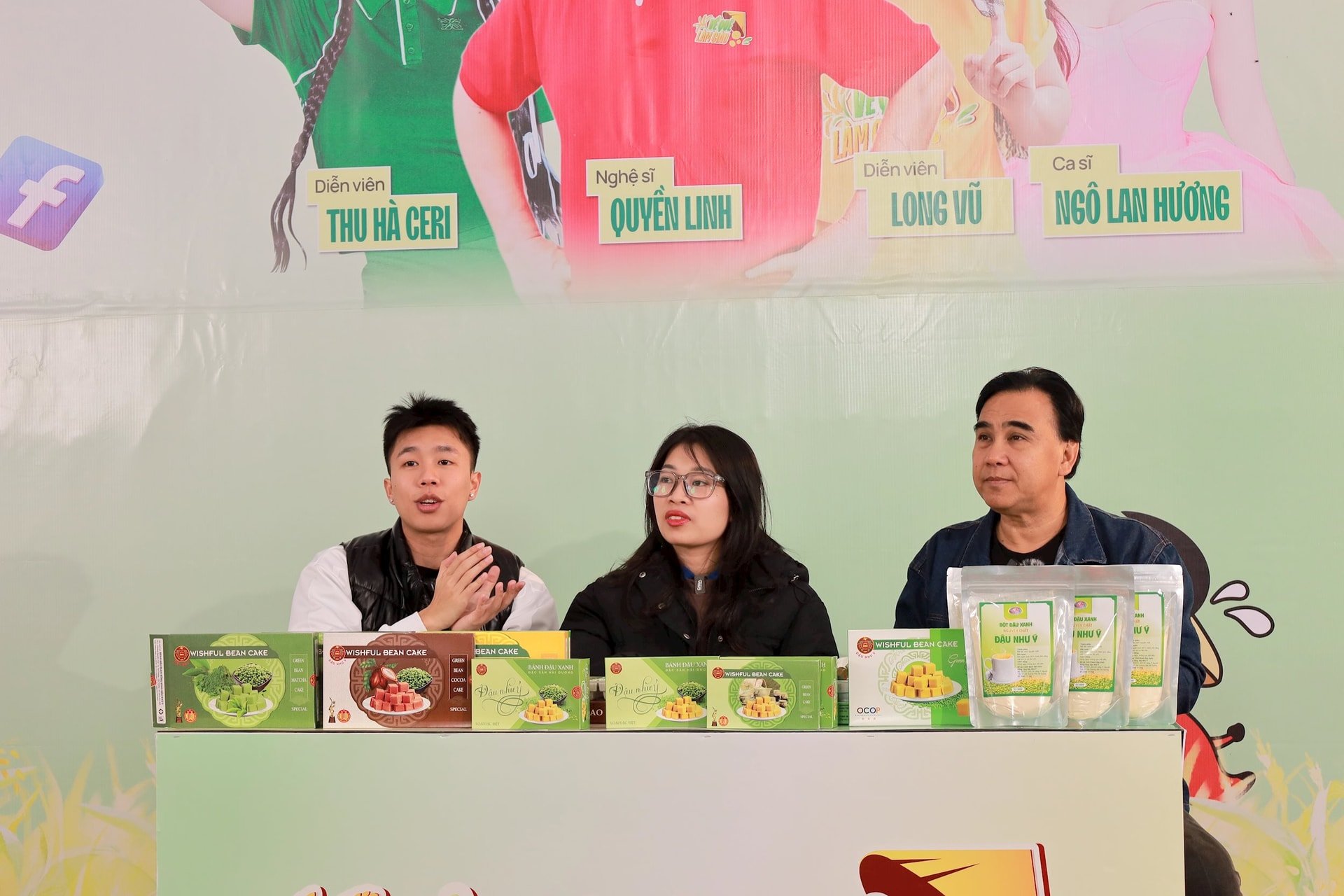 MC Quyen Linh และศิลปินรุ่นใหม่กลับมาที่ Binh Giang เพื่อถ่ายทอดสดเพื่อโปรโมตอาหารพิเศษของภูมิภาคตะวันออก