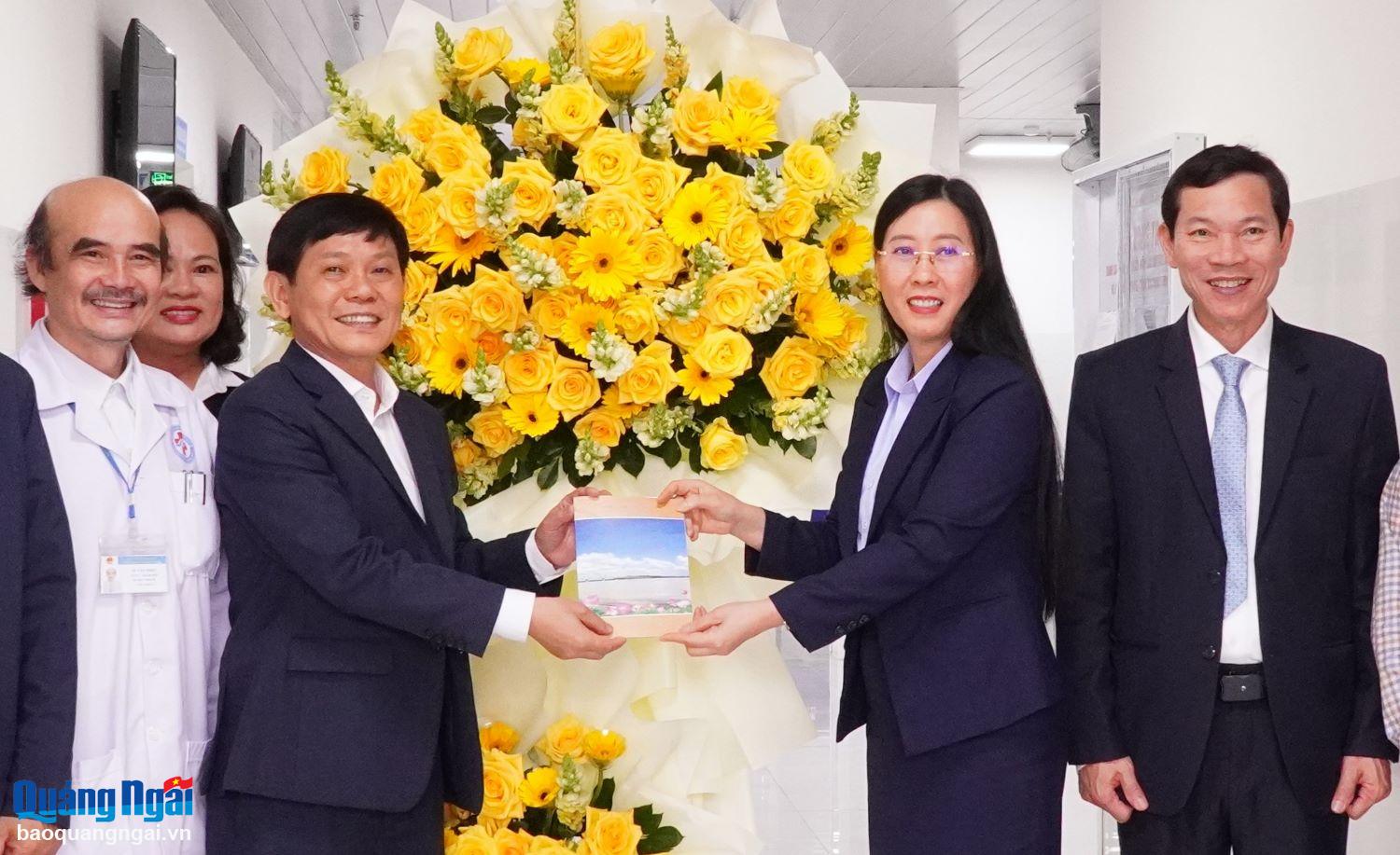 Bui Thi Quynh Van, miembro del Comité Central del Partido, secretaria del Comité Provincial del Partido y presidenta del Consejo Popular Provincial, felicitó al equipo de cuadros, médicos, enfermeras y trabajadores.