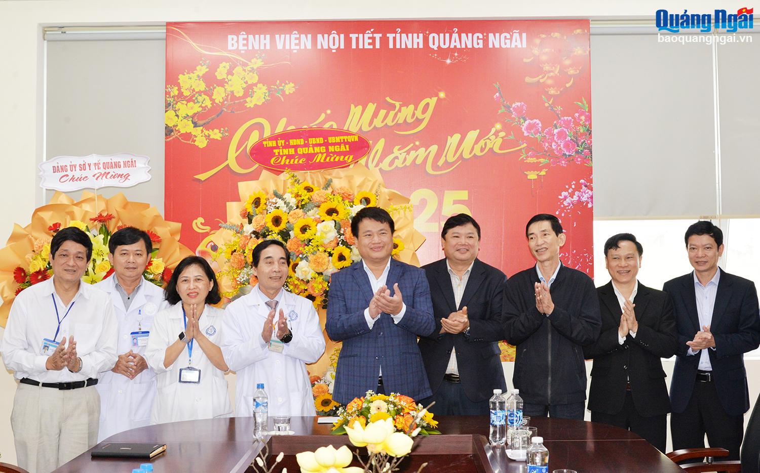 Standing Deputy Secretary of the Provincial Party Committee, Head of the Provincial National Assembly Delegation Dang Ngoc Huy visits medical units