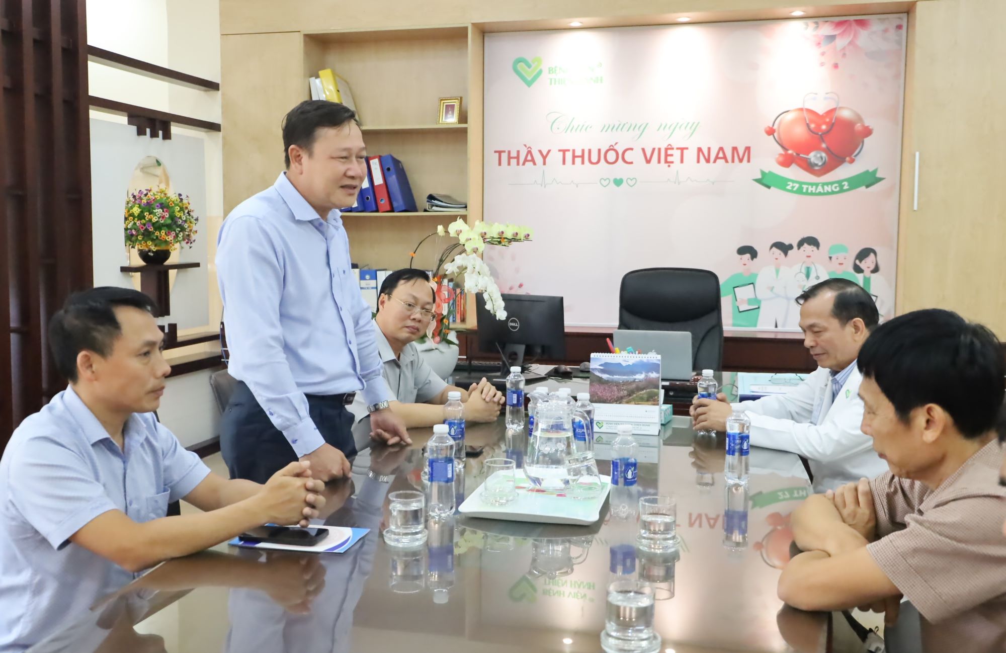 นาย Tran Phu Hung รองประธานสภาประชาชนประจำจังหวัดเยี่ยมชมและแสดงความยินดีกับสถานพยาบาลในวันแพทย์เวียดนาม