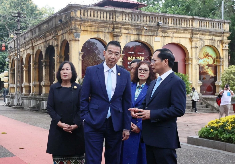 Les ministres des Affaires étrangères du Vietnam et de la Thaïlande visitent la citadelle impériale de Thang Long