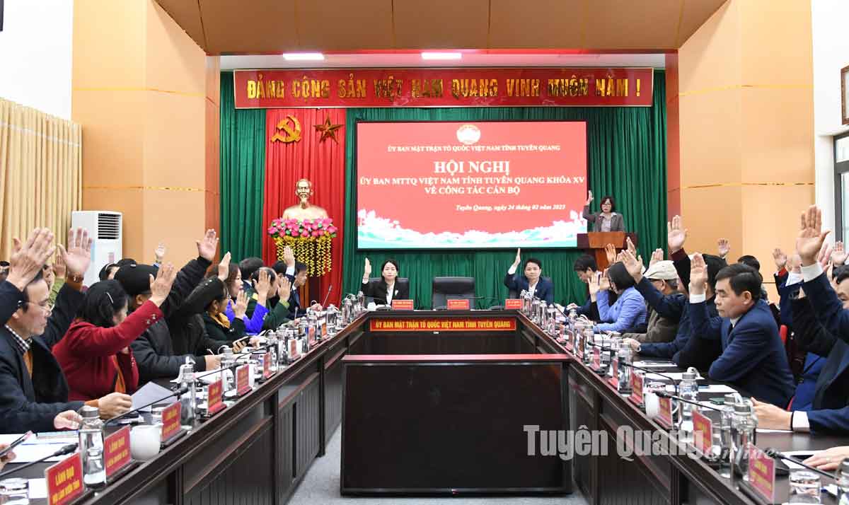 Comrade Ha Trung Kien was elected to hold the position of Chairman of the Vietnam Fatherland Front Committee of the province, term XV.