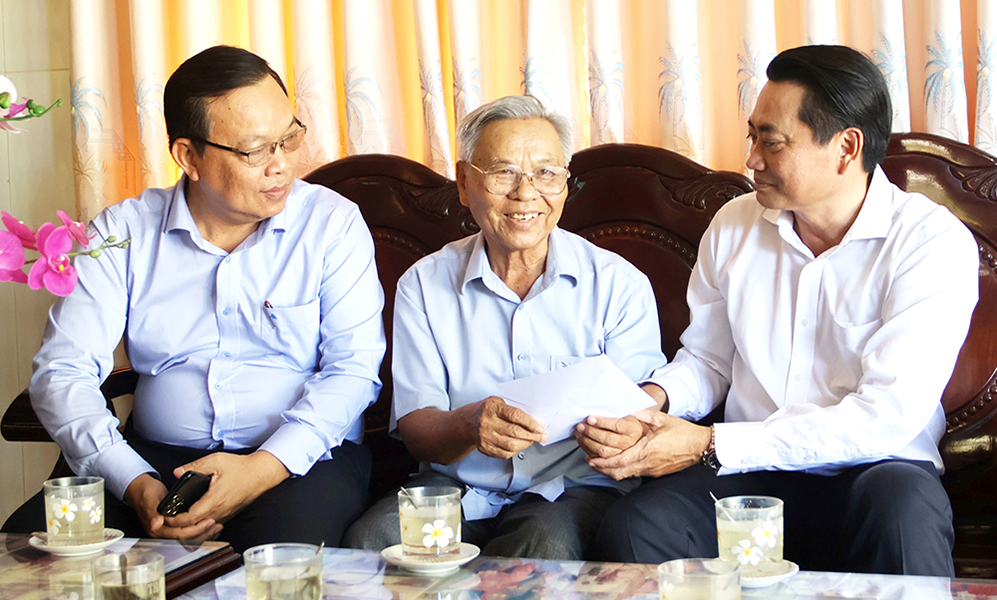 El vicepresidente del Comité Popular Provincial, Nguyen Quynh Thien, visitó Vietnam y felicitó al médico por su Día Internacional del Médico