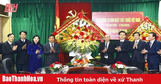 Provincial Party Secretary Nguyen Doan Anh congratulates the health sector on Vietnamese Doctors' Day