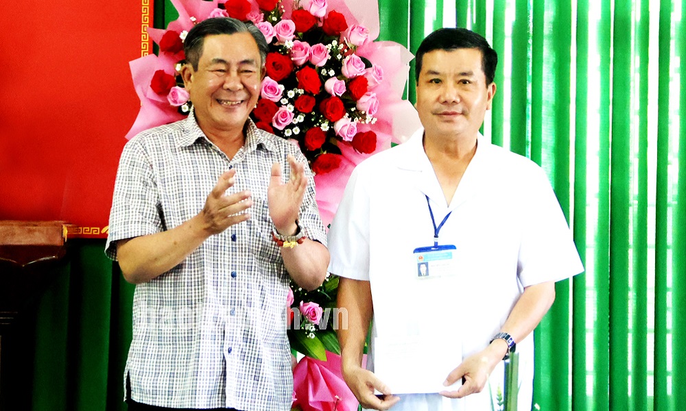 El presidente del Comité del Frente Patriótico de Vietnam de la provincia, Le Thanh Binh, visitó y felicitó a los médicos y al personal médico del Centro Médico del Distrito de Cang Long.