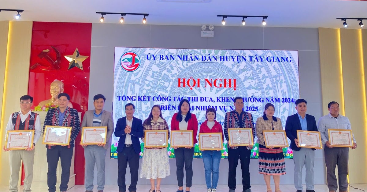 Tay Giang premia a muchos colectivos e individuos en el movimiento de emulación patriótica