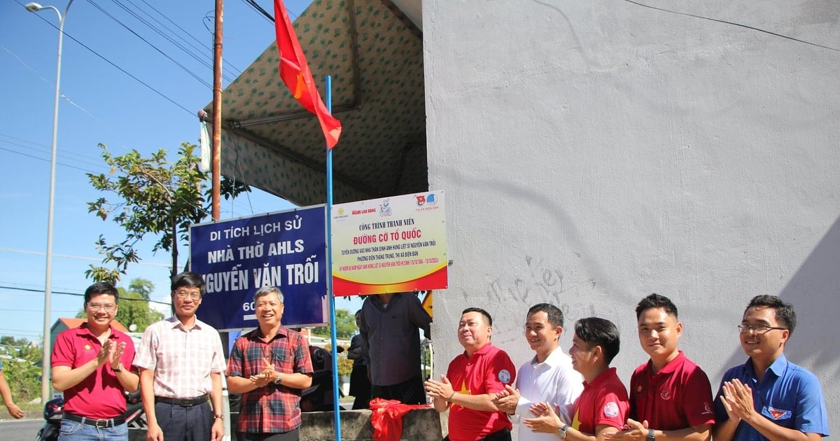 Proud of "National Flag Street" in Dien Ban