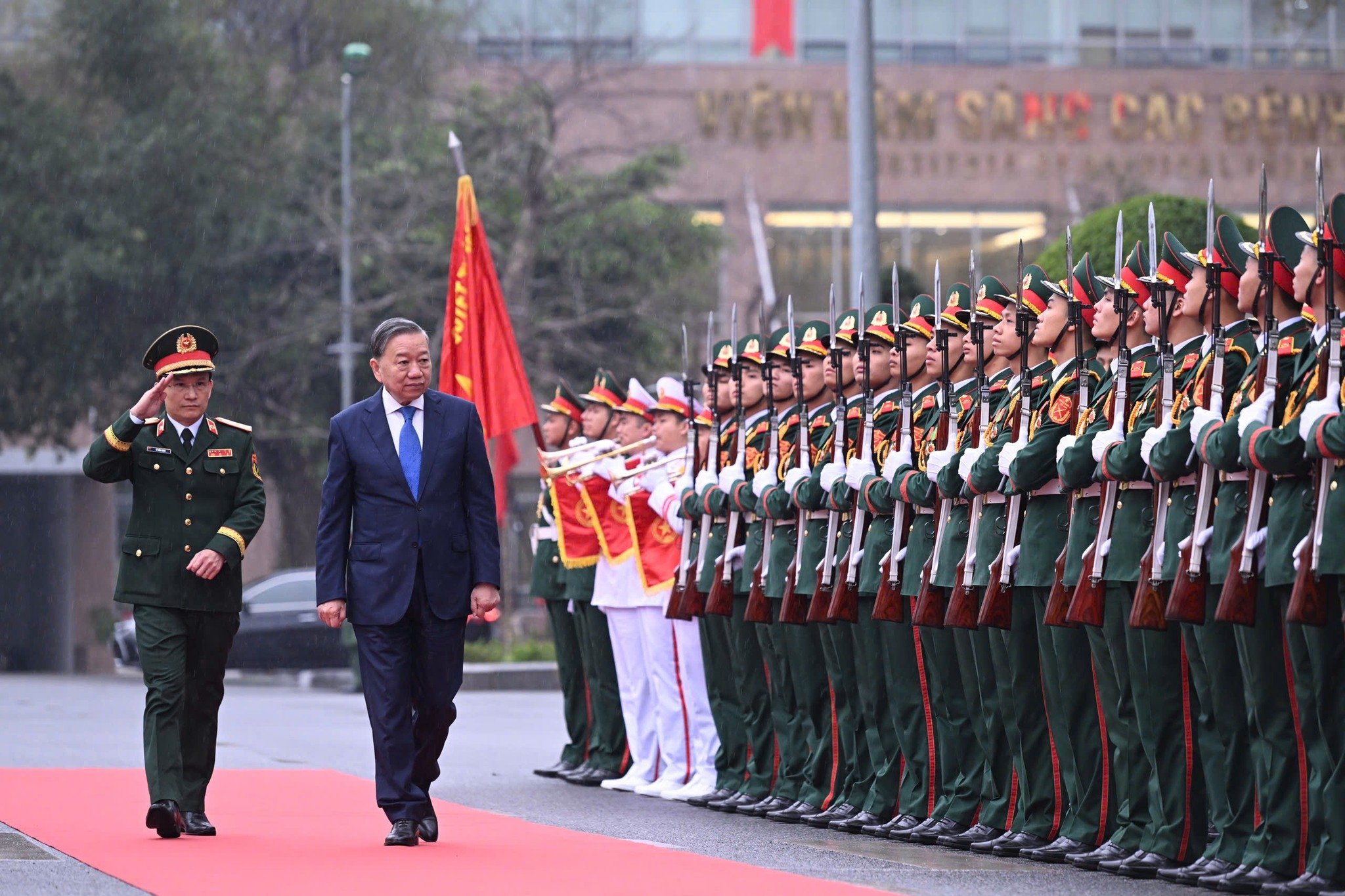 El Secretario General asiste a la ceremonia de inauguración de dos nuevos edificios en el Hospital 108 y felicita al Médico Vietnamita por el Día del Médico