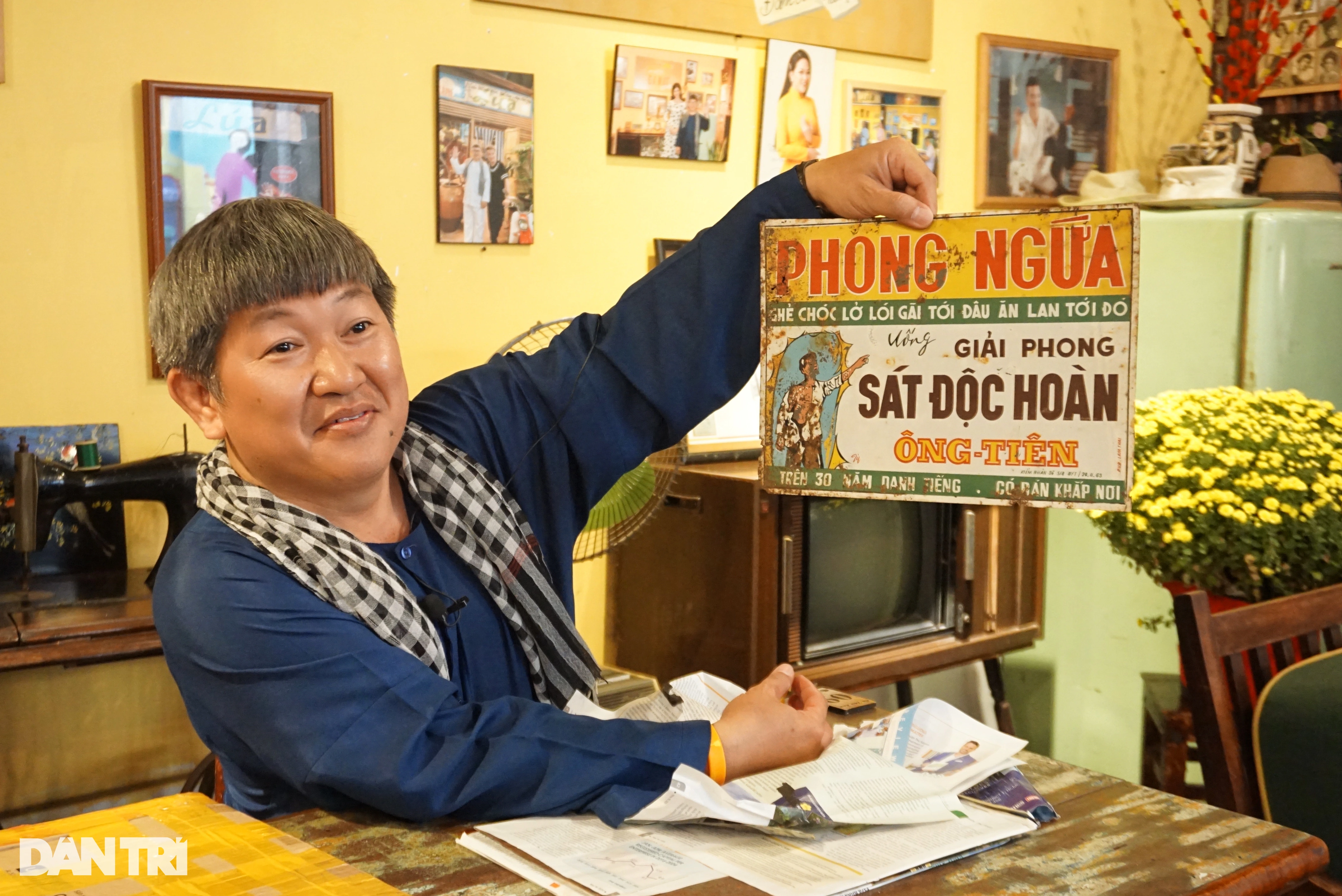 HCMC cafe has 10,000 antiques: Fossil money, cars from King Bao Dai's time