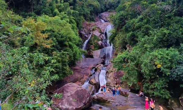 ធ្វើអាជីវកម្មទេសចរណ៍តាមព្រំដែន តាមច្រកទ្វារព្រំដែន Hoanh Mo