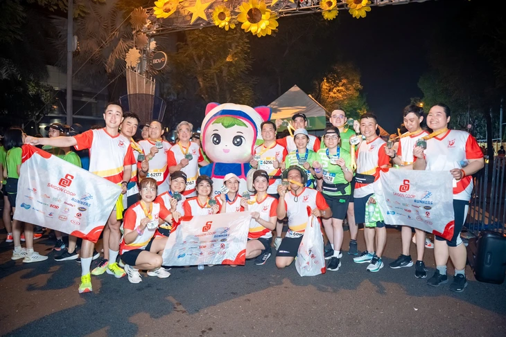 250 Mitglieder der Saigon Co.op absolvieren den Ho Chi Minh Midnight 2025-Marathon