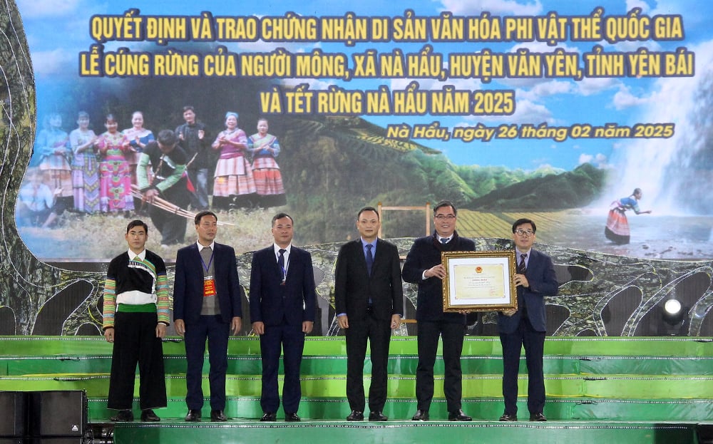 Announcing the Decision and awarding the National Intangible Cultural Heritage Certificate "Forest Worship Ceremony of Mong people, Xa Na Hau, Van Yen district" and Forest New Year 2025