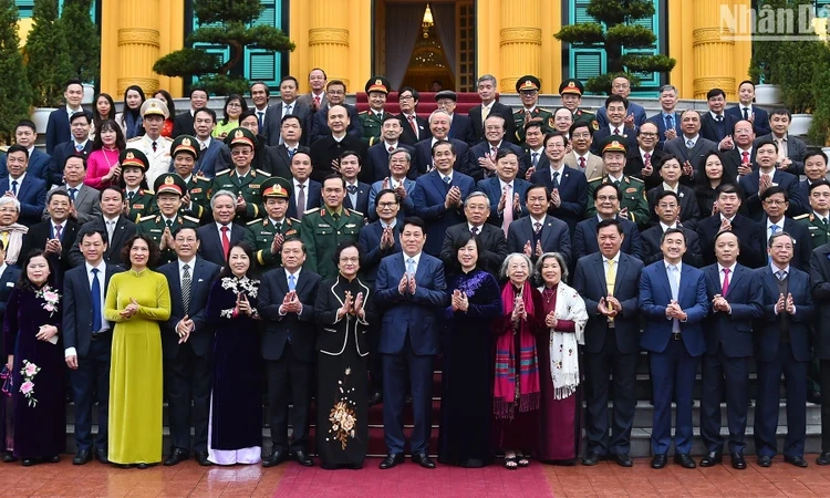 Le président Luong Cuong : appréciant le dévouement et l'engagement du personnel médical