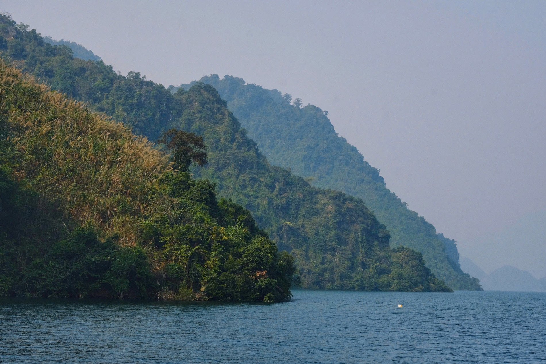 La « Baie d'Ha Long terrestre » verdoyante à Hoa Binh attire les visiteurs pour se détendre