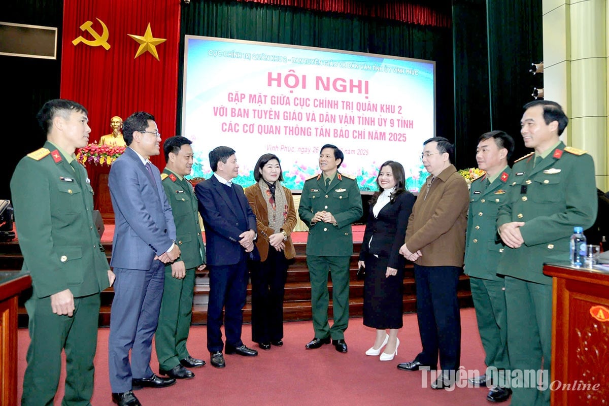 La Région militaire 2 rencontre le Département de propagande et de mobilisation de masse du Comité provincial du Parti et les agences de presse de 9 provinces du nord.