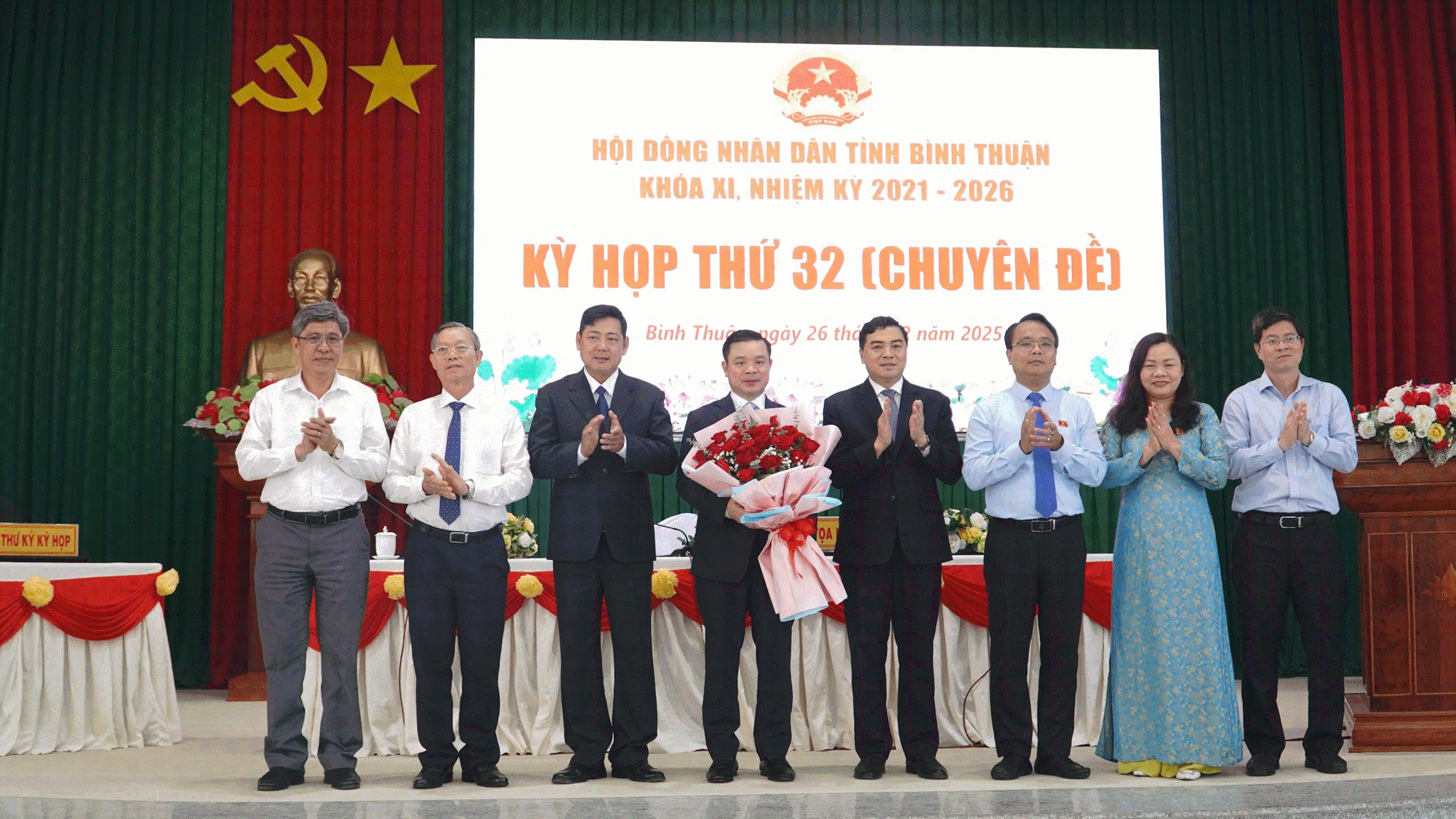 The Provincial People's Council elected Mr. Do Huu Huy to hold the position of Chairman of the Provincial People's Committee.