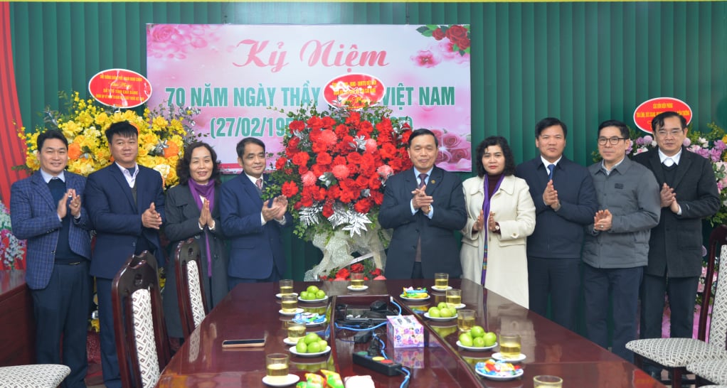 El subsecretario permanente del Comité Provincial del Partido y presidente del Consejo Popular Provincial, Trieu Dinh Le, felicitó a los funcionarios y empleados del sector de la salud en el Día del Médico Vietnamita.