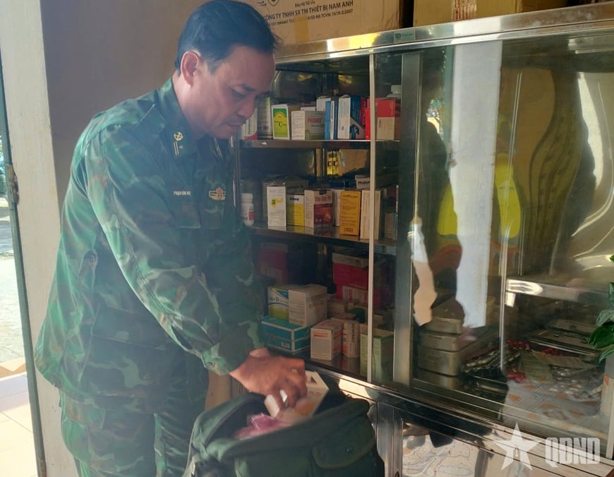 La passion du médecin militaire en uniforme vert à la frontière de Gari