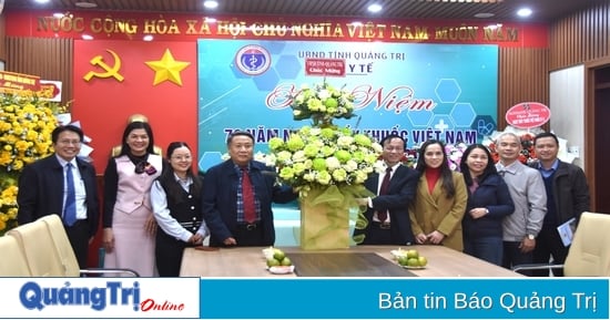 Acting Chairman of the Provincial People's Committee Ha Sy Dong visited the Department of Health on the occasion of Vietnam Doctors' Day