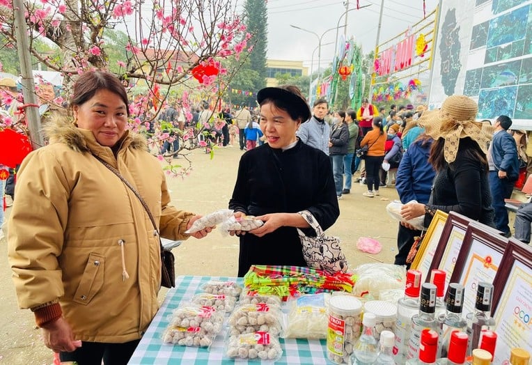 OCOP 제품은 봄 축제의 매력을 높이는 데 기여합니다.