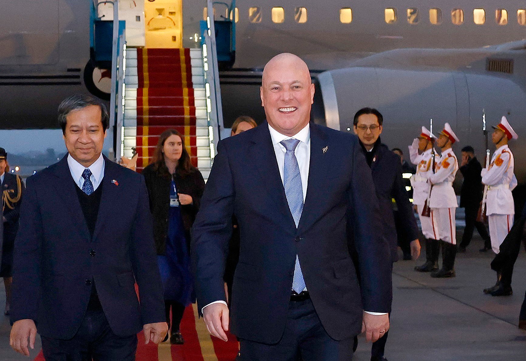 Arrivée à Hanoï du Premier ministre néo-zélandais Christopher Luxon, première visite au Vietnam