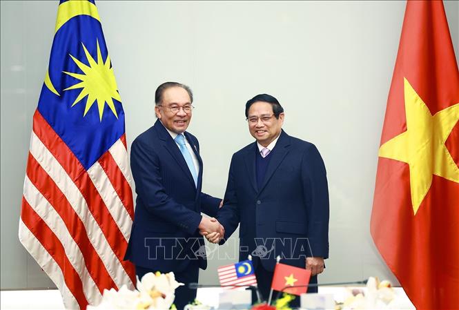 El primer ministro Pham Minh Chinh trabaja con el primer ministro de Malasia, Anwar Ibrahim