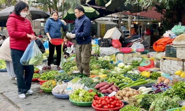 Los ingredientes en el mercado son cada vez más caros y los restaurantes aumentan los precios hasta en 10.000 VND por comida