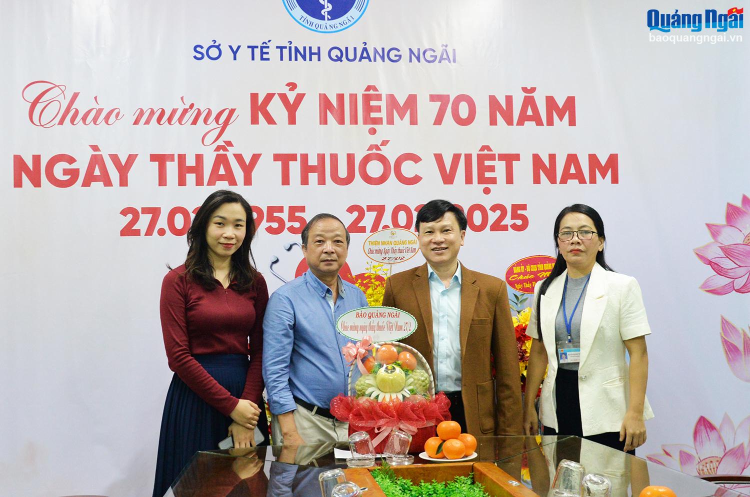 Quang Ngai Newspaper visits and congratulates medical units on the 70th anniversary of Vietnamese Doctors' Day