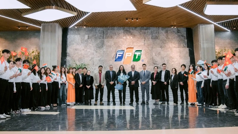 FPT cooperates in training and developing smart car software in Vietnam